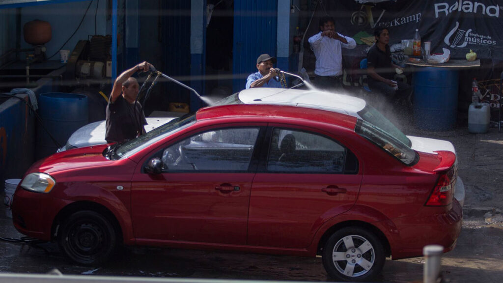 ¡Aplausos! Con casi un vaso de agua, la app Cleapy lava tu auto en Monterrey